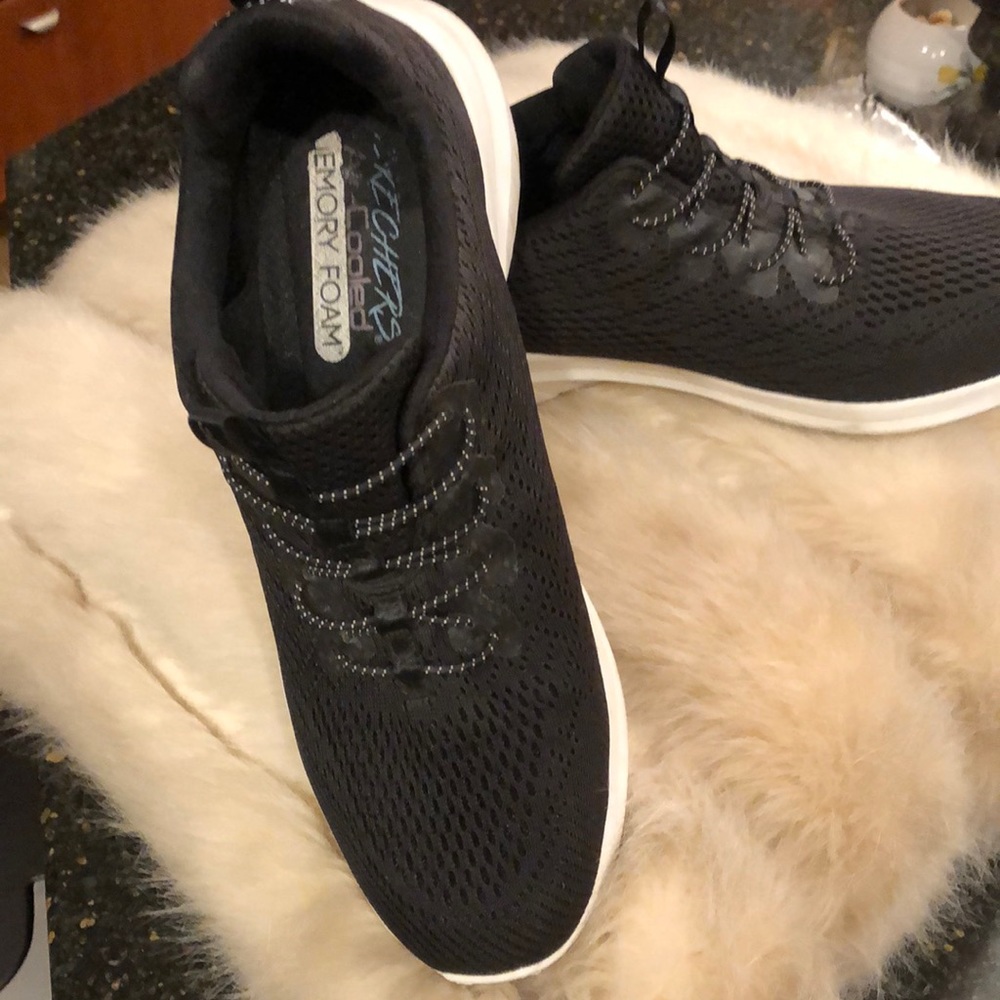 Super comfortable sketchers air cooled memory foam tennis shoes sz 10.